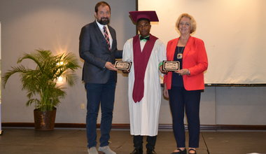Ismaël Bazile, bénéficiaire du projet, remettant des plaques d’honneur, qu’il a produites lui-même, aux Nations Unies et à la PADF/Photo Equipe RVC