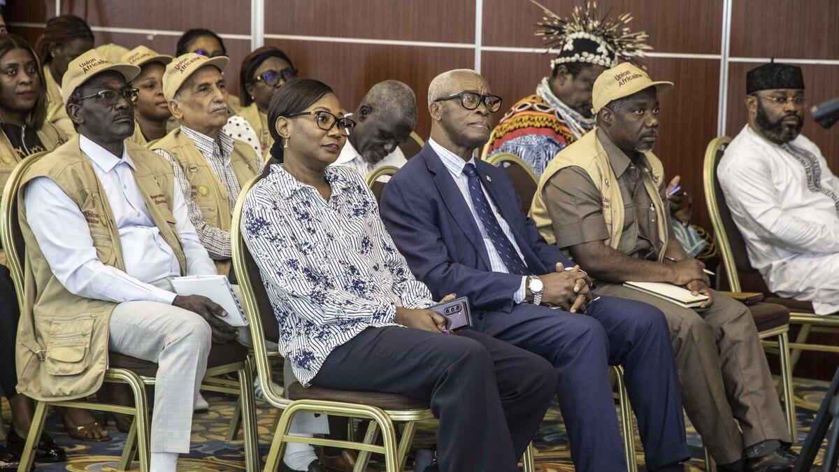 Des membres du public assistent à une présentation. 