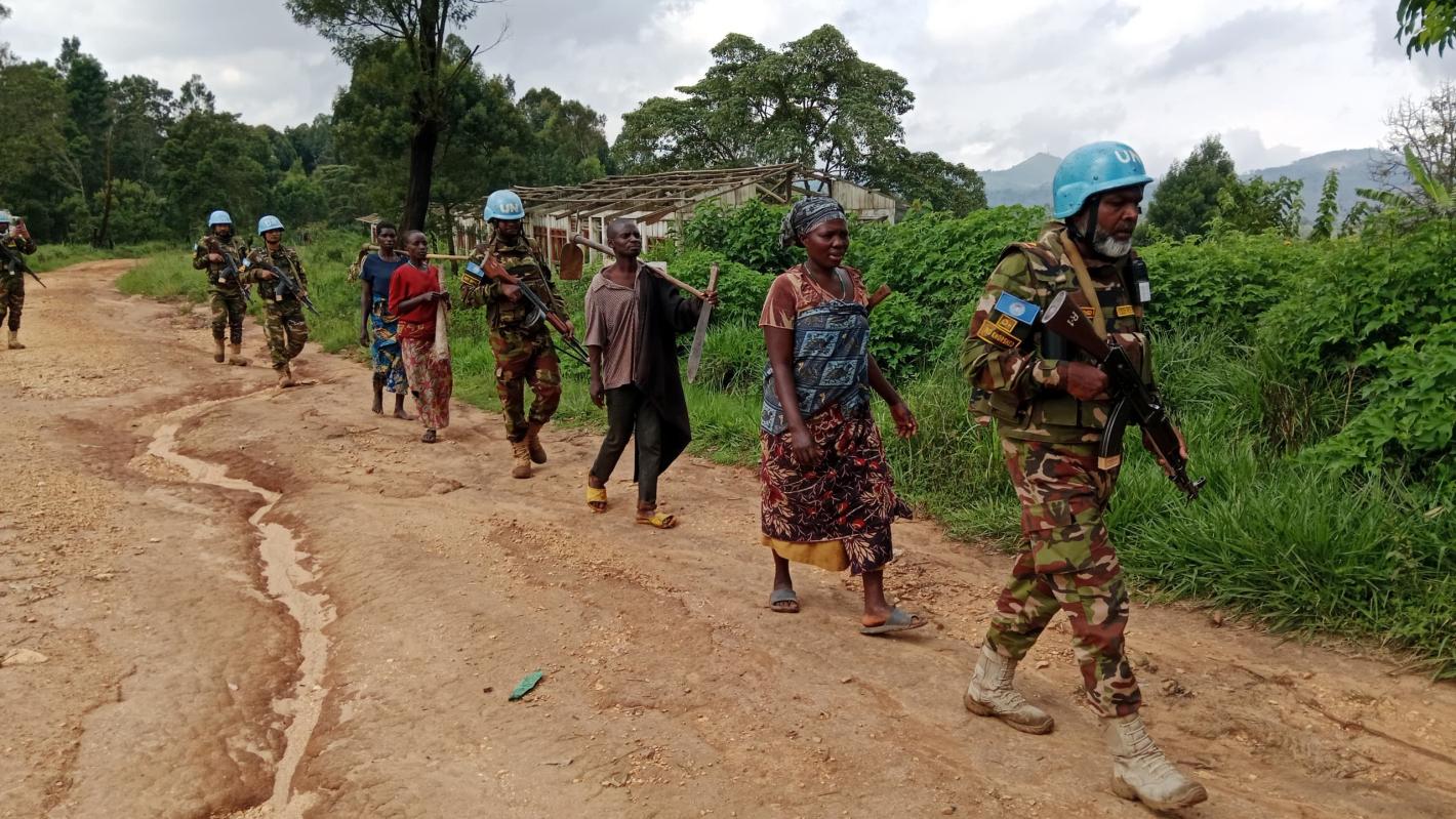 Casques bleus de la MONUSCO en patrouille. imag_drodro_tob_mob_2.jpg