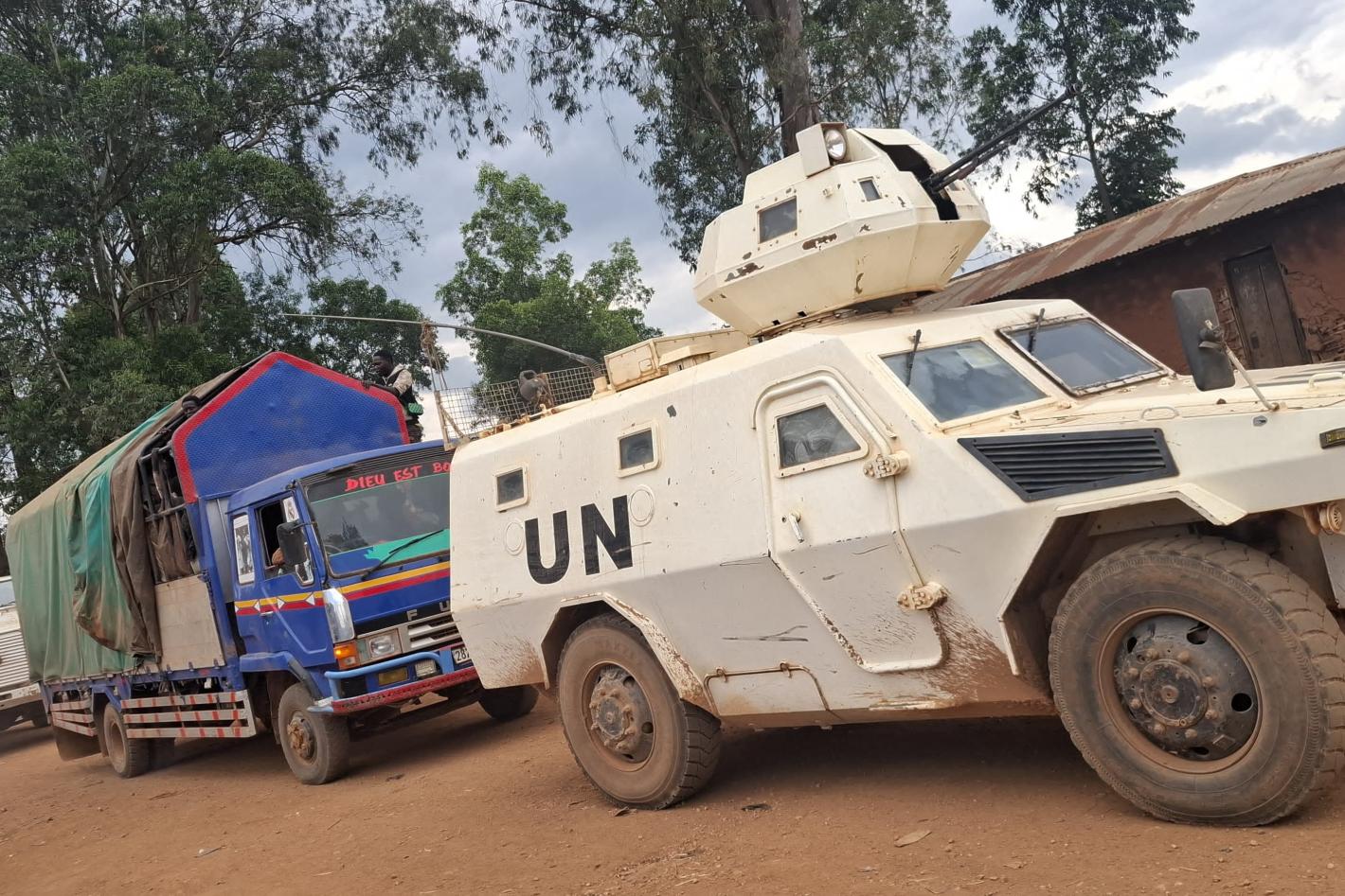 L'opération d'évacuation s'est déroulée avec l'appui des Forces armées de la RDC (FARDC) qui ont aidé les Casques bleus en leur fournissant des renseignements sur l'état de la route. L'opération d'évacuation s'est déroulée avec l'appui des Forces armées de la RDC (FARDC) qui ont aidé les Casques bleus en leur fournissant des renseignements sur l'état de la route.