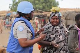 femme casque bleu avec communauté